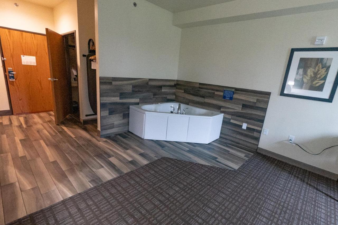 Cobblestone Hotel & Suites-Sheldon 외부 사진